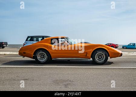 Gulfport, MS - 04. Oktober 2023: Weitwinkel-Seitenansicht eines Chevrolet Corvette Coupés von 1977 auf einer lokalen Autoshow. Stockfoto