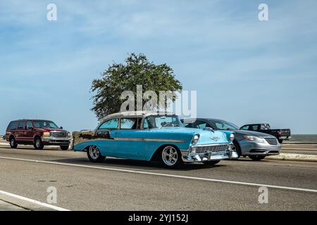 Gulfport, MS - 04. Oktober 2023: Weitwinkelansicht einer zweitürigen Chevrolet Bel Air Limousine aus dem Jahr 1956 auf einer lokalen Autoshow. Stockfoto