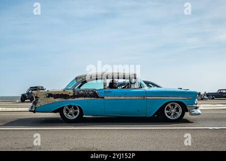 Gulfport, MS - 04. Oktober 2023: Weitwinkel-Seitenansicht einer Chevrolet Bel Air 2-türigen Limousine aus dem Jahr 1956 auf einer lokalen Autoshow. Stockfoto