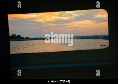 Monte Alegre, Brasilien. November 2023. Ein Sonnenuntergang über dem Gurupatuba River durch eine der Speisesaal-Bullen des Krankenhausbootes. In Monte-Alegre, Brasilien, mitten im Amazonas-Regenwald, trifft das von der Brüderschaft des Heiligen Franziskus von Assisi in der Vorsehung Gottes gegründete und geführte Krankenhaus-Boot des Papst Franziskus auf die lokalen Bewohner, um den Mangel an Gesundheitsinfrastruktur in einer vom Bergbau und den Auswirkungen des Klimawandels geprägten Region auszugleichen. (Foto: Apolline Guillerot-Malick/SOPA Images/SIPA USA) Credit: SIPA USA/Alamy Live News Stockfoto