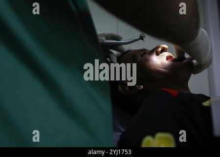 Monte Alegre, Para, Brasilien. November 2023. Ein Patient wird von Joao Paulo Pelagio Toneto, Zahnarzt, behandelt. In Monte-Alegre, Brasilien, mitten im Amazonas-Regenwald, trifft das von der Brüderschaft des Heiligen Franziskus von Assisi in der Vorsehung Gottes gegründete und geführte Krankenhaus-Boot des Papst Franziskus auf die lokalen Bewohner, um den Mangel an Gesundheitsinfrastruktur in einer vom Bergbau und den Auswirkungen des Klimawandels geprägten Region auszugleichen. (Credit Image: © Apolline Guillerot-Malick/SOPA Images via ZUMA Press Wire) NUR REDAKTIONELLE VERWENDUNG! Nicht für kommerzielle ZWECKE! Stockfoto