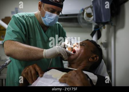 Monte Alegre, Para, Brasilien. November 2023. Joao Paulo Pelagio Toneto, Zahnarzt, wird mitten in einer Konsultation gesehen. In Monte-Alegre, Brasilien, mitten im Amazonas-Regenwald, trifft das von der Brüderschaft des Heiligen Franziskus von Assisi in der Vorsehung Gottes gegründete und geführte Krankenhaus-Boot des Papst Franziskus auf die lokalen Bewohner, um den Mangel an Gesundheitsinfrastruktur in einer vom Bergbau und den Auswirkungen des Klimawandels geprägten Region auszugleichen. (Credit Image: © Apolline Guillerot-Malick/SOPA Images via ZUMA Press Wire) NUR REDAKTIONELLE VERWENDUNG! Nicht für kommerzielle ZWECKE! Stockfoto