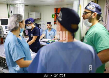 Monte Alegre, Brasilien. November 2023. Ärzte und Krankenschwestern werden im Aufwachraum des Krankenhausbootes von Papst Franziskus gesehen. In Monte-Alegre, Brasilien, mitten im Amazonas-Regenwald, trifft das von der Brüderschaft des Heiligen Franziskus von Assisi in der Vorsehung Gottes gegründete und geführte Krankenhaus-Boot des Papst Franziskus auf die lokalen Bewohner, um den Mangel an Gesundheitsinfrastruktur in einer vom Bergbau und den Auswirkungen des Klimawandels geprägten Region auszugleichen. (Foto: Apolline Guillerot-Malick/SOPA Images/SIPA USA) Credit: SIPA USA/Alamy Live News Stockfoto