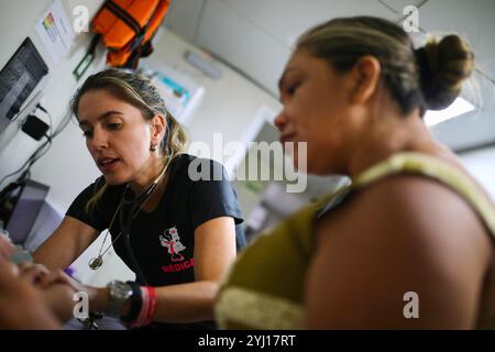 Monte Alegre, Para, Brasilien. November 2023. Eine besorgte Patientin bringt ihr Kind zu einer pädiatrischen Beratung im Papst-Franziskus-Krankenhaus-Boot. In Monte-Alegre, Brasilien, mitten im Amazonas-Regenwald, trifft das von der Brüderschaft des Heiligen Franziskus von Assisi in der Vorsehung Gottes gegründete und geführte Krankenhaus-Boot des Papst Franziskus auf die lokalen Bewohner, um den Mangel an Gesundheitsinfrastruktur in einer vom Bergbau und den Auswirkungen des Klimawandels geprägten Region auszugleichen. (Credit Image: © Apolline Guillerot-Malick/SOPA Images via ZUMA Press Wire) NUR REDAKTIONELLE VERWENDUNG! Nicht für kommerzielle ZWECKE! Stockfoto
