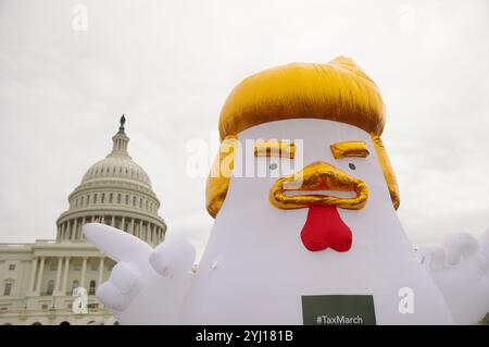 Washington, DC, USA. April 2017. Eine Ballonkarikatur von Präsident Donald Trump erscheint beim Steuermarsch-Protest in der Nähe des Kapitols. Stockfoto
