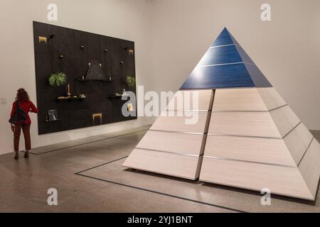 New York, NY, USA, 12. November 2024: Eine Installation namens „Pyramid“ von Rashid Jonson bei der Pressevorschau im Metropolitan Museum of Art in New York am 12. November 2024. Quelle: Lev Radin/Alamy Live News Stockfoto