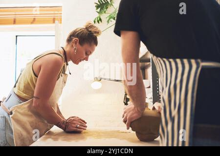 Töpferei, Teamarbeit und Skulptur mit Frau in Werkstatt für Partnerschaft, Kleinunternehmen und Kreativität. Ton-, Produktions- und Kunstverfahren mit Menschen Stockfoto