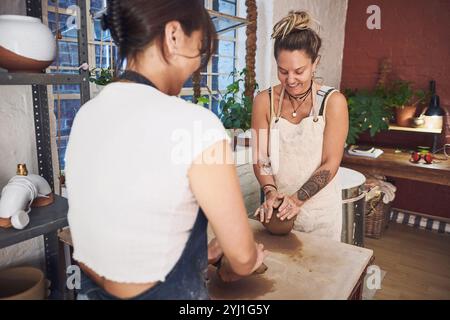 Töpferei, Teamarbeit und Geschäft mit Frauen in Werkstatt für Partnerschaft, Kleinunternehmen und Kreativität. Skulptur, Produktion und Kunstprozess mit Menschen Stockfoto