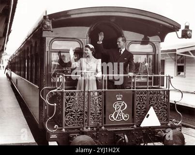 Königin Elizabeth II. Und Prinz Phillip im königlichen Zug in Bathurst in New South Wales, Australien, am 2. September 1954. Stockfoto