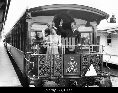 Königin Elizabeth II. Und Prinz Phillip im königlichen Zug in Bathurst in New South Wales, Australien, am 2. September 1954. Stockfoto