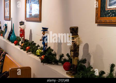 Nahaufnahme der Weihnachtsdekoration mit verschiedenen Vintage-Nussknacker-Figuren und -Ornamenten Stockfoto