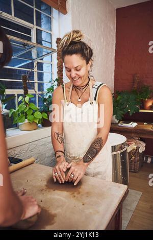 Töpferei, kreativ und Ton mit Frauen in Werkstatt für Partnerschaft, Kleinunternehmen und Startup. Skulptur, Produktion und Kunstprozess mit Menschen Stockfoto