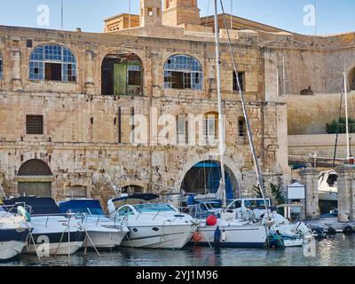 Gebäude vom Meer aus gesehen in Senglea, Malta Stockfoto