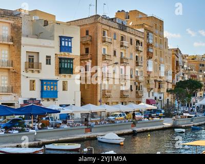 Gebäude vom Meer aus gesehen in Senglea, Malta Stockfoto