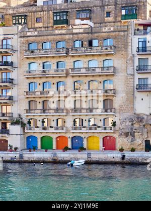 Gebäude vom Meer aus gesehen in Senglea, Malta Stockfoto