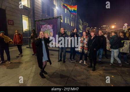 London, Großbritannien. November 2017. LSE-Studenten und -Unterstützer protestieren gegen den homophoben Missbrauch, dem Daniel, einer der LSE-Reiniger, in den letzten 10 Monaten ausgesetzt war, außerhalb eines Vortrags, den die LSE veranstaltet: "LGBT-Rechte: Was als Nächstes?". Die Beschwerden von Daniel und seiner gewerkschaft wurden beiseite gelegt, und ihm wurde Disziplinarmaßnahmen drohen, weil er einige davon gemacht hat. Sein Fall gegen den Arbeitgeber Noonan wird im Januar vor Gericht gehen. Die Studenten beschuldigen die LSE der Heuchelei, prahlen mit ihrer Förderung der Rechte der Schwulen, haben sich aber geweigert, Maßnahmen zu ergreifen, obwohl der Reinigungsvertrag nicht mehr gültig ist Stockfoto