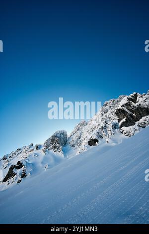 Schneebedeckte Berggipfel im Karwendel vor klarem blauem Himmel Stockfoto