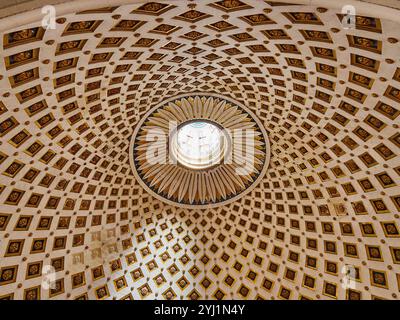 Blick auf die Kuppel im Heiligtum Basilika der Himmelfahrt unserer Lieben Frau, allgemein bekannt als die Rotunde von Mosta oder der Mosta Dome Stockfoto