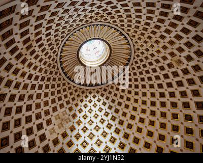 Blick auf die Kuppel im Heiligtum Basilika der Himmelfahrt unserer Lieben Frau, allgemein bekannt als die Rotunde von Mosta oder der Mosta Dome Stockfoto