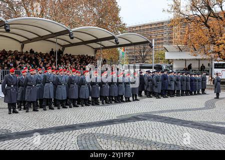 Feierliches Gelöbnis für Rekruten der Bundeswehr vor dem Rathaus angetretene Rekrutinnen und Rekruten Hannover Hannover, Rathaus, Platz der Männer Niedersachsen, Region Hannover Deutschland *** feierliche Vereidigung der Rekruten der Bundeswehr vor dem Rathaus rekrutiert Hannover, Rathaus, Platz der Männer Niedersachsen, Region Hannover Deutschland Stockfoto