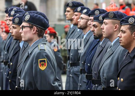 Feierliches Gelöbnis für Rekruten der Bundeswehr vor dem Rathaus angetretene Rekrutinnen und Rekruten Hannover Hannover, Rathaus, Platz der Männer Niedersachsen, Region Hannover Deutschland *** feierliche Vereidigung der Rekruten der Bundeswehr vor dem Rathaus rekrutiert Hannover, Rathaus, Platz der Männer Niedersachsen, Region Hannover Deutschland Stockfoto