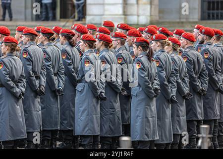 Feierliches Gelöbnis für Rekruten der Bundeswehr vor dem Rathaus angetretene Rekrutinnen und Rekruten Hannover Hannover, Rathaus, Platz der Männer Niedersachsen, Region Hannover Deutschland *** feierliche Vereidigung der Rekruten der Bundeswehr vor dem Rathaus rekrutiert Hannover, Rathaus, Platz der Männer Niedersachsen, Region Hannover Deutschland Stockfoto