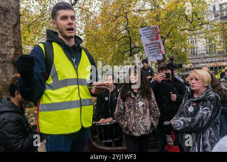 London, Großbritannien. November 2017. Aktivisten verwenden Megaphone beim Protest vor dem neu eröffneten Regent St London Flagship Store von Canada Goose, von dem Aktivisten sagen, dass sie Tiere, die sich in jedem Stich verstecken, grausam behandeln. Sie macht Pelzbesätze mit eingeschlossenen wilden Kojoten, die tagelang in grausamen Fallen leiden können, mit Blutverlust, Dehydration, Erfrierungen, Gangrän und Angriffen von Raubtieren konfrontiert sind. Einige versuchen sogar, ihre eigenen eingeschlossenen Gliedmaßen abzukauen, um zu entkommen, bevor ein Trapper sie erwürgt, stempelt oder zu Tode schlägt. Und Enten und Gänse haben die Kehle aufgeschlitzt und werden in brüchiges heißes Wasser geworfen Stockfoto