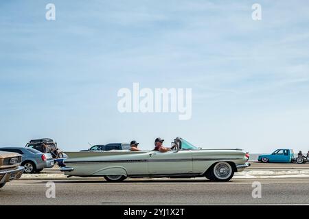 Gulfport, MS - 04. Oktober 2023: Weitwinkelansicht eines Chevrolet Impala Cabriolets aus dem Jahr 1959 auf einer lokalen Autoshow. Stockfoto