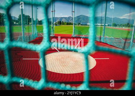 Nahaufnahme eines modernen Outdoor-Hammer und Discus-Wurfkäfigs in einem modernen Athletikstadion Stockfoto