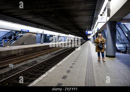 UTRECHT - Ein Passagier auf einem leeren Bahnsteig, von dem normalerweise der Zug nach Amsterdam am Bahnhof Utrecht Centraal abfährt. Aufgrund eines Streiks von ProRail-Mitarbeitern an den Verkehrskontrollstationen in Amsterdam und Alkmaar verkehren in Teilen von Flevoland und Utrecht auch in der vormittags Hauptverkehrszeit keine Züge. ANP ROBIN VAN LONKHUIJSEN niederlande aus - belgien aus Stockfoto