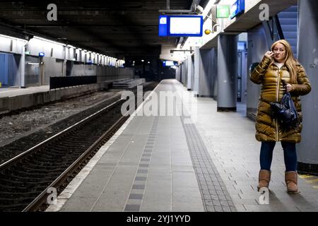 UTRECHT - Ein Passagier auf einem leeren Bahnsteig, von dem normalerweise der Zug nach Amsterdam am Bahnhof Utrecht Centraal abfährt. Aufgrund eines Streiks von ProRail-Mitarbeitern an den Verkehrskontrollstationen in Amsterdam und Alkmaar verkehren in Teilen von Flevoland und Utrecht auch in der vormittags Hauptverkehrszeit keine Züge. ANP ROBIN VAN LONKHUIJSEN niederlande aus - belgien aus Stockfoto