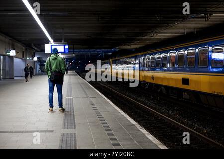 UTRECHT - Ein Passagier auf einem leeren Bahnsteig, von dem normalerweise der Zug nach Amsterdam am Bahnhof Utrecht Centraal abfährt. Aufgrund eines Streiks von ProRail-Mitarbeitern an den Verkehrskontrollstationen in Amsterdam und Alkmaar verkehren in Teilen von Flevoland und Utrecht auch in der vormittags Hauptverkehrszeit keine Züge. ANP ROBIN VAN LONKHUIJSEN niederlande aus - belgien aus Stockfoto
