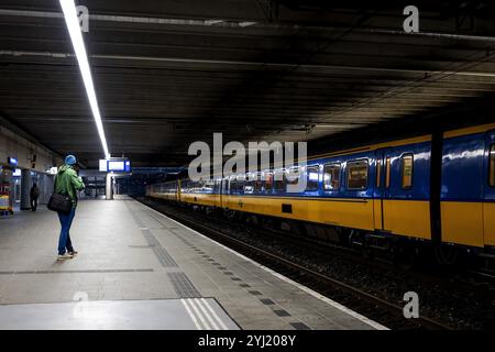 UTRECHT - Ein Passagier auf einem leeren Bahnsteig, von dem normalerweise der Zug nach Amsterdam am Bahnhof Utrecht Centraal abfährt. Aufgrund eines Streiks von ProRail-Mitarbeitern an den Verkehrskontrollstationen in Amsterdam und Alkmaar verkehren in Teilen von Flevoland und Utrecht auch in der vormittags Hauptverkehrszeit keine Züge. ANP ROBIN VAN LONKHUIJSEN niederlande aus - belgien aus Stockfoto