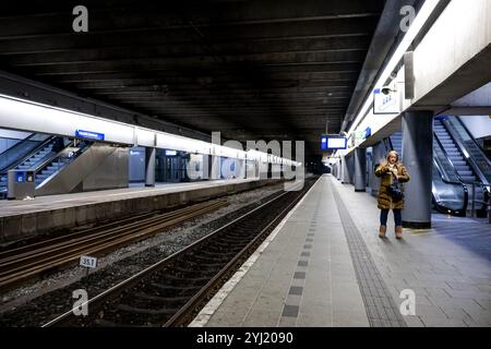 UTRECHT - Ein Passagier auf einem leeren Bahnsteig, von dem normalerweise der Zug nach Amsterdam am Bahnhof Utrecht Centraal abfährt. Aufgrund eines Streiks von ProRail-Mitarbeitern an den Verkehrskontrollstationen in Amsterdam und Alkmaar verkehren in Teilen von Flevoland und Utrecht auch in der vormittags Hauptverkehrszeit keine Züge. ANP ROBIN VAN LONKHUIJSEN niederlande aus - belgien aus Stockfoto