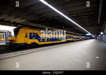 UTRECHT - ein leerer Bahnsteig, von dem normalerweise der Zug nach Amsterdam am Bahnhof Utrecht Centraal abfährt. Aufgrund eines Streiks von ProRail-Mitarbeitern an den Verkehrskontrollstationen in Amsterdam und Alkmaar verkehren in Teilen von Flevoland und Utrecht auch keine Züge während der morgendlichen Hauptverkehrszeit. ANP ROBIN VAN LONKHUIJSEN niederlande aus - belgien aus Stockfoto
