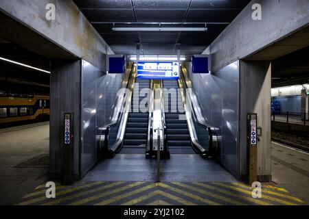 UTRECHT - ein leerer Bahnsteig, von dem normalerweise der Zug nach Amsterdam am Bahnhof Utrecht Centraal abfährt. Aufgrund eines Streiks von ProRail-Mitarbeitern an den Verkehrskontrollstationen in Amsterdam und Alkmaar verkehren in Teilen von Flevoland und Utrecht auch keine Züge während der morgendlichen Hauptverkehrszeit. ANP ROBIN VAN LONKHUIJSEN niederlande aus - belgien aus Stockfoto
