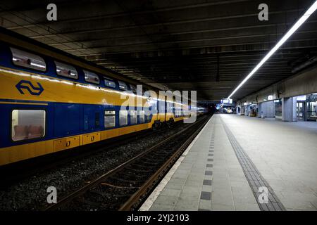 UTRECHT - ein leerer Bahnsteig, von dem normalerweise der Zug nach Amsterdam am Bahnhof Utrecht Centraal abfährt. Aufgrund eines Streiks von ProRail-Mitarbeitern an den Verkehrskontrollstationen in Amsterdam und Alkmaar verkehren in Teilen von Flevoland und Utrecht auch keine Züge während der morgendlichen Hauptverkehrszeit. ANP ROBIN VAN LONKHUIJSEN niederlande aus - belgien aus Stockfoto