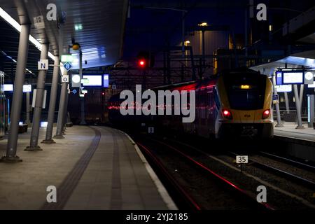 UTRECHT - ein leerer Bahnsteig, an dem normalerweise der Zug in Richtung Amsterdam am Bahnhof Utrecht Centraal abfährt. Aufgrund eines Streiks von ProRail-Mitarbeitern an den Verkehrskontrollstationen in Amsterdam und Alkmaar verkehren in Teilen von Flevoland und Utrecht auch keine Züge während der morgendlichen Hauptverkehrszeit. ANP ROBIN VAN LONKHUIJSEN niederlande aus - belgien aus Stockfoto