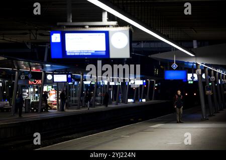 UTRECHT - Ein Reisender auf einem ruhigen Bahnsteig, von dem normalerweise der Zug nach Amsterdam am Bahnhof Utrecht Centraal abfährt. Aufgrund eines Streiks von ProRail-Mitarbeitern an den Verkehrskontrollstationen in Amsterdam und Alkmaar verkehren in Teilen von Flevoland und Utrecht auch in der vormittags Hauptverkehrszeit keine Züge. ANP ROBIN VAN LONKHUIJSEN niederlande aus - belgien aus Stockfoto