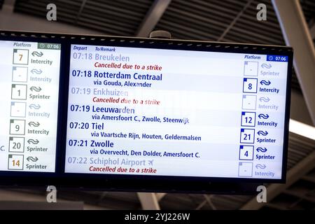 UTRECHT - eine Informationstafel am Bahnhof Utrecht Centraal. Aufgrund eines Streiks von ProRail-Mitarbeitern an den Verkehrskontrollstationen in Amsterdam und Alkmaar verkehren in Teilen von Flevoland und Utrecht auch in der vormittags Hauptverkehrszeit keine Züge. ANP ROBIN VAN LONKHUIJSEN niederlande aus - belgien aus Stockfoto