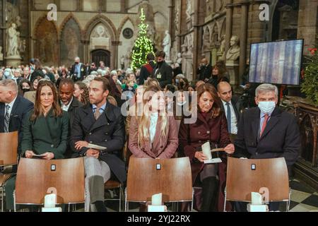 Aktenfoto vom 12/2021 der Familie der Herzogin von Cambridge, einschließlich ihrer Eltern Michael (rechts) und Carole (rechts), sowie ihrer Schwester und Bruder Pippa Matthews und James Middleton (beide links), nehmen ihre Plätze vor dem „Together at Christmas Community carol Service“ in der Westminster Abbey in London ein. Die Prinzessin von Wales wird dieses Jahr ihr jährliches Weihnachtskonzert veranstalten, bei dem der Gottesdienst darüber nachdenkt, wie sehr wir einander brauchen, besonders in den schwierigsten Zeiten unseres Lebens. Kate, die sich von Krebs erholt, nach dem, was der Prinz von Wales als "brutales" Ich beschrieb Stockfoto