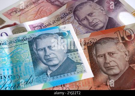 Dateifoto vom 08/24 mit einer Ansicht von £5, £10, £20 und £50 Banknoten. Die Zahl der „Isa-Millionäre“, die von der Steuerverwaltung erfasst wurden, ist innerhalb eines Jahres um rund ein Fünftel gestiegen. Erscheinungsdatum: Mittwoch, 13. November 2024. Stockfoto