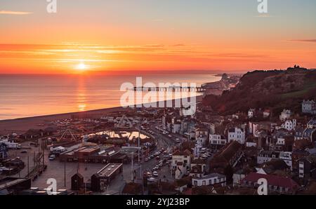 Sonnenuntergang über der Altstadt von Hastings von der Spitze des East Hill East Sussex Südosten Englands Großbritannien Stockfoto