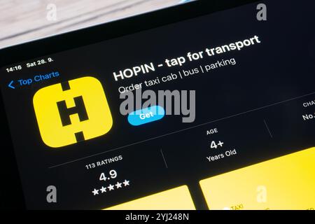 OSTRAVA, TSCHECHIEN - 28. SEPTEMBER 2024: App-Store für die mobile App Hopin für Taxifahrten Stockfoto