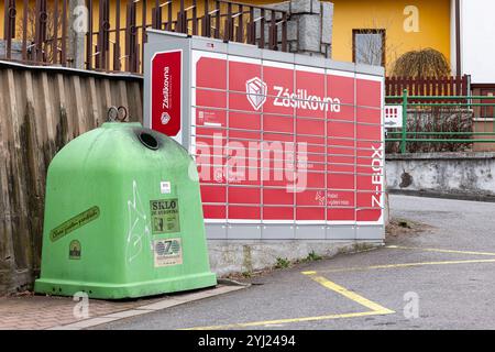 OSTRAVA, TSCHECHIEN - 9. MÄRZ 2024: Zasilkowna-Box (Z-Box), in der die Menschen Pakete erhalten oder versenden können, und Grünglasbehälter in der Tschechischen Republik Stockfoto