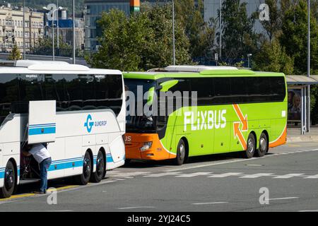 OSTRAVA, TSCHECHISCHE REPUBLIK - 13. SEPTEMBER 2023: Setra S 517 HD-Bus des Gumdrop Transportunternehmens und Flixbus in Ostrava, UAN-Busbahnhof Stockfoto