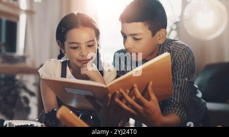 Kinder, Bücher und Geschwister lesen gemeinsam zu Hause zum Lernen, Binden und Gehirnentwicklung. Bruder, Schwester und Studium für Bildung, Wissen Stockfoto