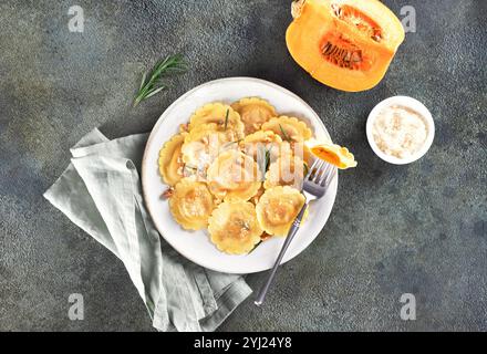 Ravioli Pasta gefüllt mit Kürbis, Nüssen und frischen Kräutern auf weißem Hintergrund. Stockfoto
