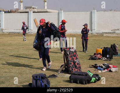 (241113) -- KABUL, 13. November 2024 (Xinhua) -- Arshad Khan verlässt das Feld nach einem Training an der Rashid Khan Cricket Academy in Kabul, Hauptstadt Afghanistans, 11. November 2024. Arshad Khan, ein 16-jähriger Teenager, stieß unter 250 jungen Spielern hervor und erreichte die Spitzenposition als Schlagmann bei einem Cricket-Spiel in Afghanistan. Arshad stammt aus der Provinz Kunar und lebt derzeit in einer armen Nachbarschaft in Kabul, der Hauptstadt. Als Sohn eines ehemaligen afghanischen Cricketers lernt Arshad seit 14 Monaten Cricket an der Rashid Khan Cricket Academy in Kabul. Arshads Familie verlässt sich auf den Verkauf von fru Stockfoto