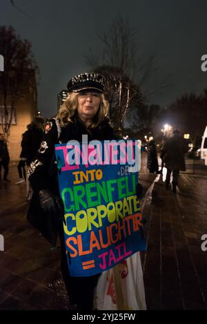 London, Großbritannien. November 2017. Marschieren Sie mit Plakaten und Bannern auf dem monatlichen langsamen und stillen Spaziergang, um Gerechtigkeit zu fordern und sich an die Menschen zu erinnern, die beim tragischen Feuer im Grenfell Tower am Ladbroke Grove getötet wurden. Einige trugen Plakate oder Plakate, auf denen die Verantwortlichen, vor allem die Stadträte des Royal Borough of Kensington und Chelsea, vor Gericht gebracht, die Versprechen an die überlebenden Opfer des tragischen Feuers bewahrt und für einen angemessenen Brandschutz für alle Wohnungen, einschließlich Sozialwohnungen, mit Brandinspektionen durch ausgebildete Feuerwehrleute, strenge Auslegung des Gebäudes gefordert wurden Stockfoto